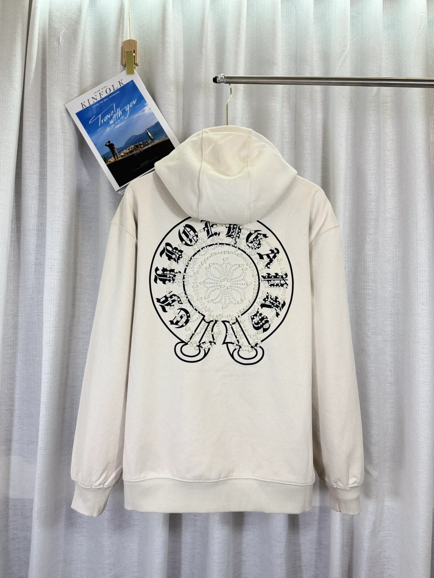 P350 top version, real shot without P, ​​different from market currency) 𝗖𝗵𝗿𝗼𝗺𝗲 𝗛𝗲𝗮𝗿𝘁𝘀/Cro Heart 2025 Compass Pearl Embroidery Autumn and Winter New Original Single Counter American Laser Burnt 3D Three-dimensional Appliqué Pearl Couple Casual Cardigan Sweatshirt 👑The highest version! Customized fabric 480g tripe terry fabric! American acid-washed and distressed original fabric, laser burning + patch embroidery, exquisite embroidery of letters! The best-selling model in the counter, very comfortable to wear. Accessories: original molded and authenticated collar label➕100% silk wash label. Genuine purchase-grade original hangtag➕matching hanging rope➕3D hanging beads➕original packaging bag. Craftsmanship: The original version has consistent wiring! The highest version of the armhole matching technique! Color: Beige Black Size: S M L XL Style No.: 25-353